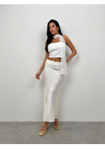 Baltos spalvos palaidinukė su skarele