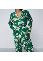 Žalias laisvalaikio kostiumėlis: elegancija, komfortas, stilius moterims