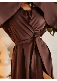 Prabangus atlasinis chalatas moterims: elegancija, komfortas namuose