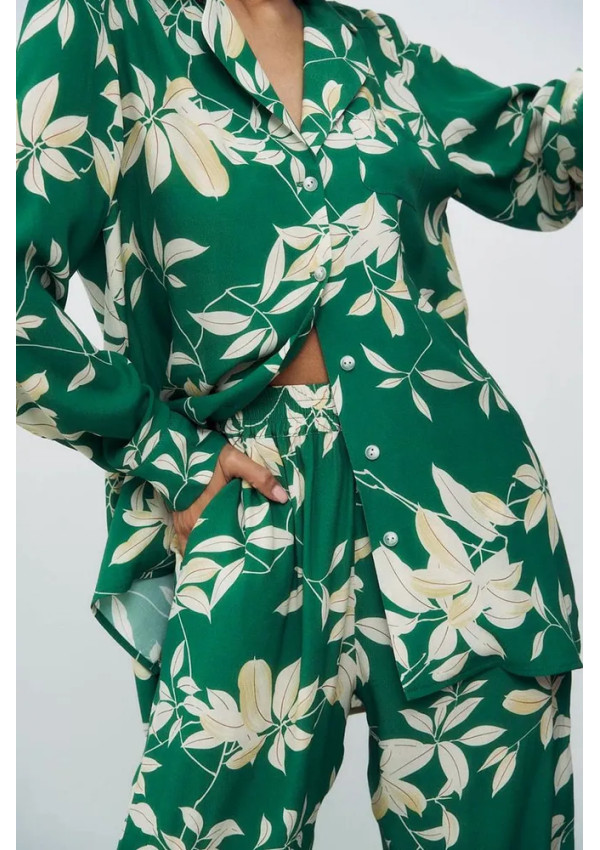 Žalias laisvalaikio kostiumėlis: elegancija, komfortas, stilius moterims