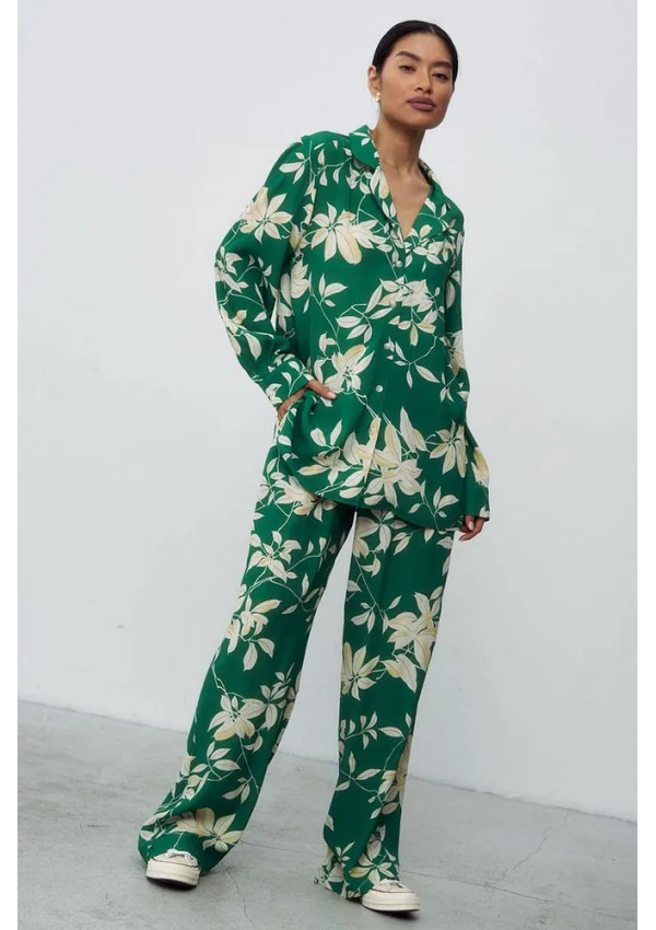 Žalias laisvalaikio kostiumėlis: elegancija, komfortas, stilius moterims