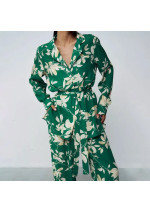 Žalias laisvalaikio kostiumėlis: elegancija, komfortas, stilius moterims