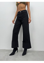 Platėjantys džinsai užlenktais galais