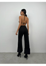 Platėjantys džinsai užlenktais galais